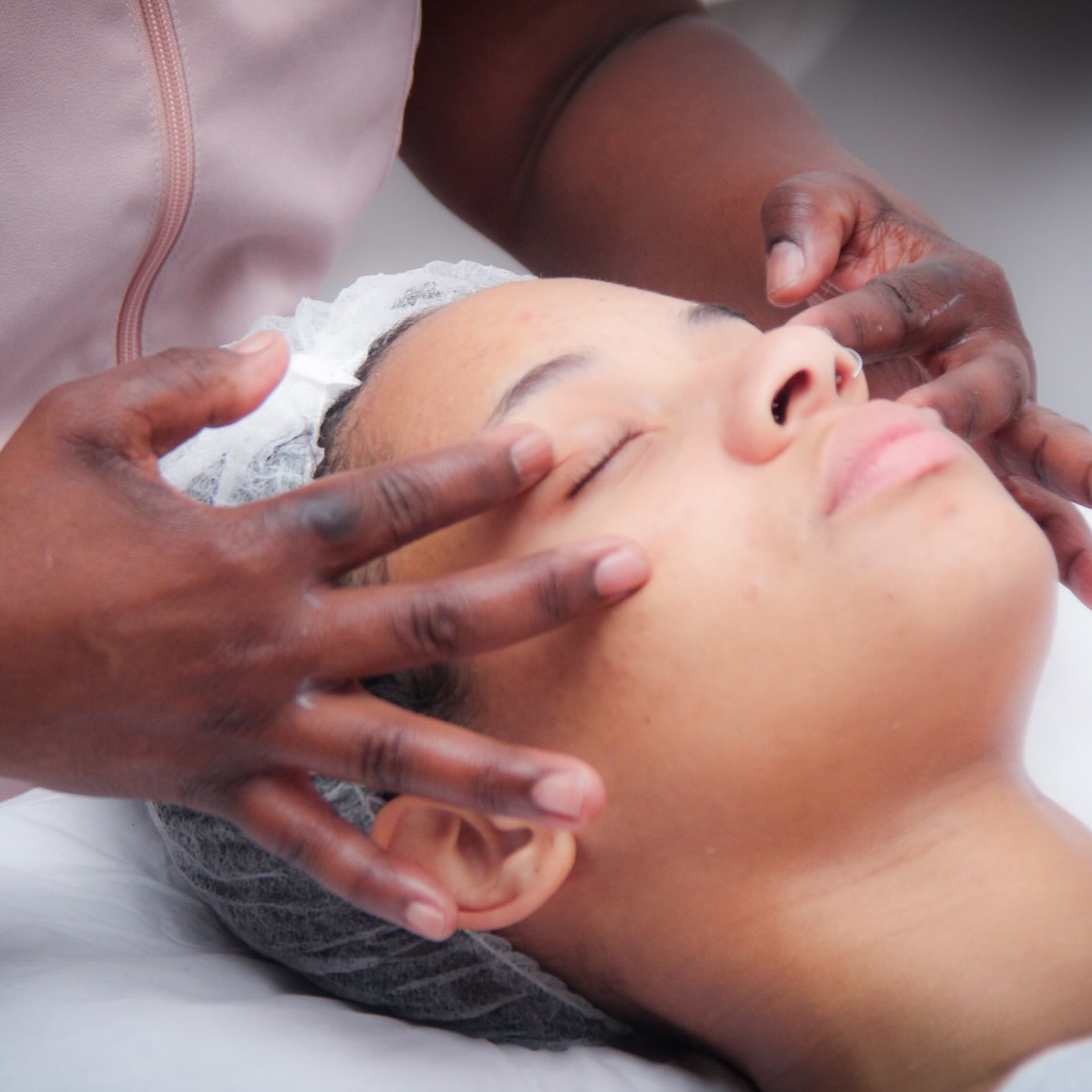 Massagem facial no Studio Tatiana Nogueira